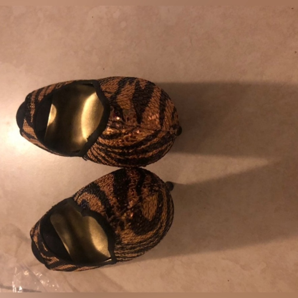 Nine West Evening Wear Black And Gold Sequin Heels - Picture 6 of 6